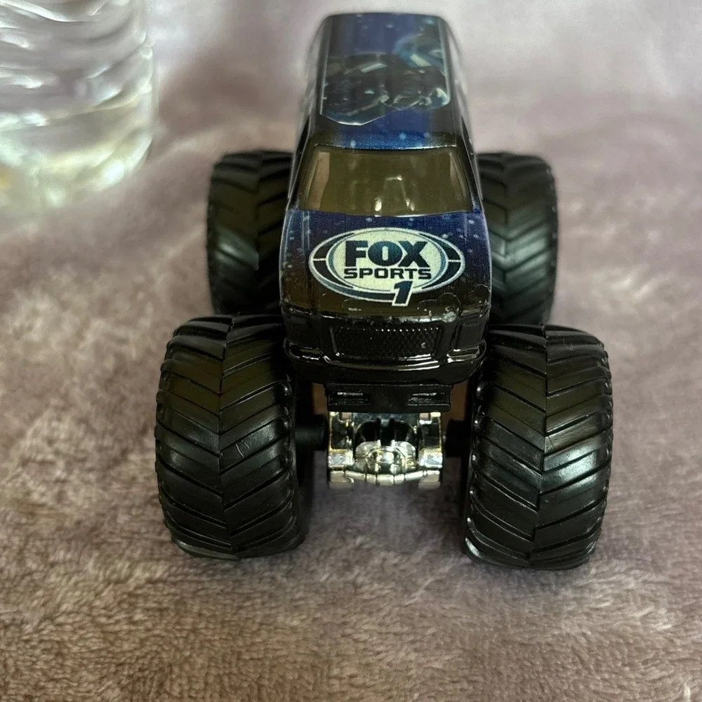 Hot Wheels Monster Jam Fox Sports 1 Cleatus Monster Truck 1:64 Die-Cast Blue
